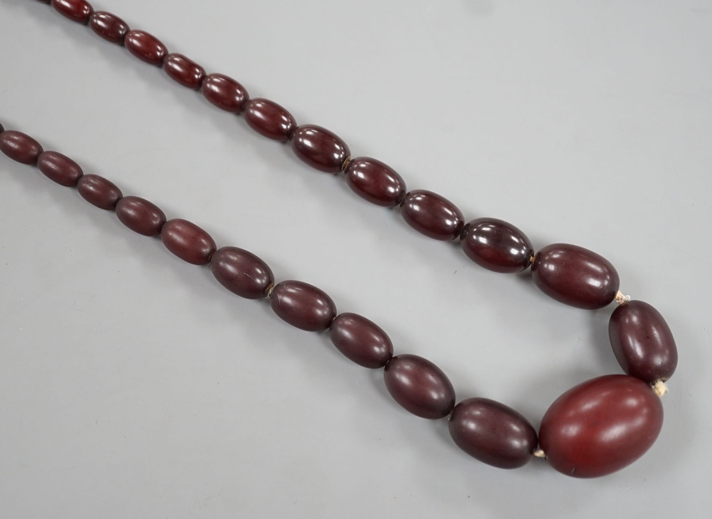 A single strand graduated oval bakelite bead necklace, 71cm, gross weight 60 grams.